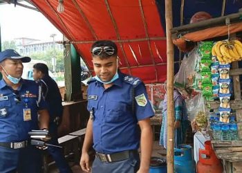 চন্দ্রা মোড়ে ফুটপাত দখল করে গড়ে ওঠা দোকানপাটে হাইওয়ে পুলিশের উচ্ছেদ অভিযান