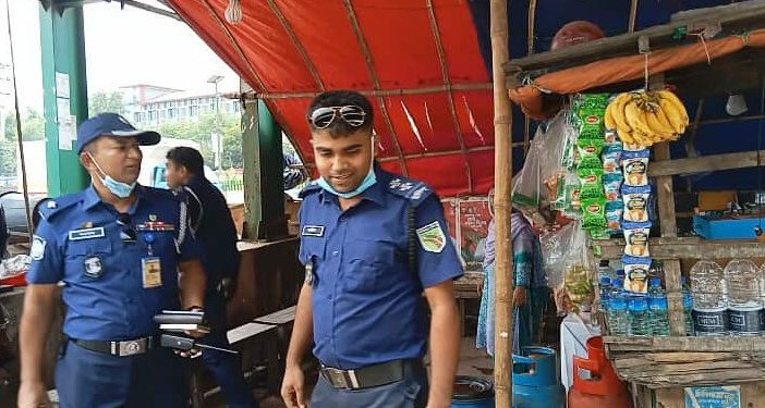 চন্দ্রা মোড়ে ফুটপাত দখল করে গড়ে ওঠা দোকানপাটে হাইওয়ে পুলিশের উচ্ছেদ অভিযান