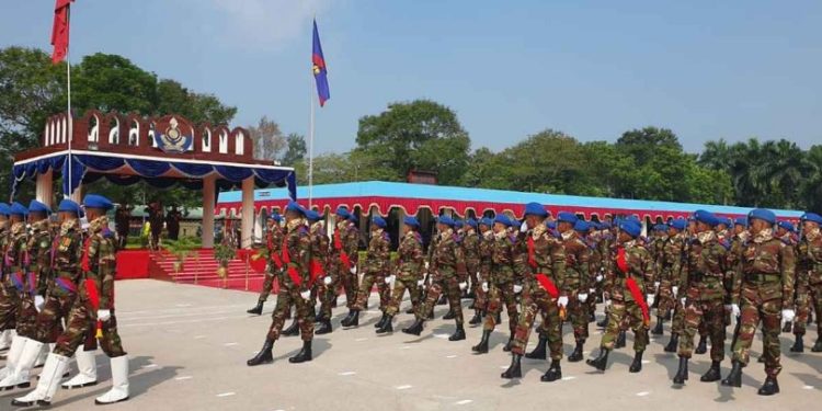 নাটোর কাদিরাবাদ সেনানিবাসে বাংলাদেশ সেনাবাহিনীর ইঞ্জিনিয়ার্স কোর রিক্রুট ব্যাচ-২০২৫ এর সেনাবাহিনী প্রধান কুচকাওয়াজ অনুষ্ঠিত