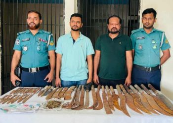 গাজীপুরে যৌথ বাহিনীর অভিযানে অস্ত্রসহ বাবা-ছেলে আটক