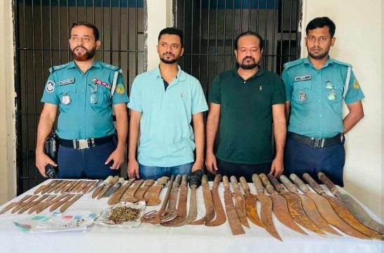 গাজীপুরে যৌথ বাহিনীর অভিযানে অস্ত্রসহ বাবা-ছেলে আটক