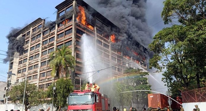 চট্টগ্রাম ইপিজেডে পোশাক কারখানায় ভয়াবহ আগুন, নিয়ন্ত্রণে ১৬ ইউনিট