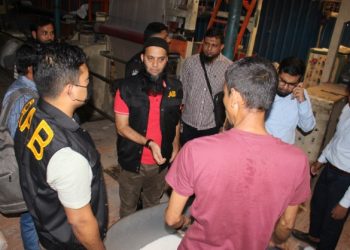 টঙ্গীতে নিষিদ্ধ পলিথিন উৎপাদন কারখানায় ভ্রাম্যমাণ আদালতের অভিযান ১ লক্ষ টাকা জরিমানা