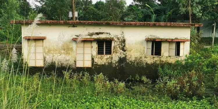 মির্জাপুর বাওয়ার কুমারজানীর কমিউনিটি ক্লিনিকটি পানির নিচে ডুবে থাকায় চিকিৎসা সেবায় দুর্ভোগের শিকার সাধারণ জনগণ 