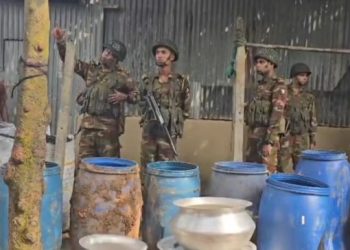 কালিয়াকৈরে যৌথবাহিনীর অভিযানে ড্রামভর্তি বিপুল চোলাই মদ উদ্ধার