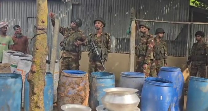 কালিয়াকৈরে যৌথবাহিনীর অভিযানে ড্রামভর্তি বিপুল চোলাই মদ উদ্ধার