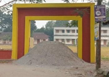 গাজীপুরের কাপাসিয়ায় দুই স্কুলের প্রধান ফটকে বালু ফেলে বন্ধ করে দেয়ার অভিযোগ