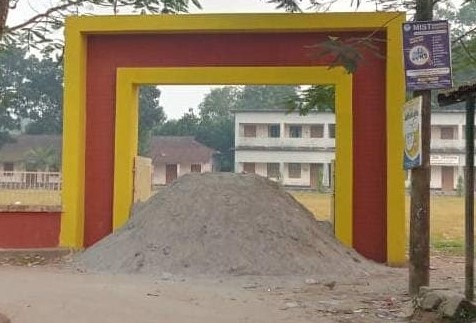 গাজীপুরের কাপাসিয়ায় দুই স্কুলের প্রধান ফটকে বালু ফেলে বন্ধ করে দেয়ার অভিযোগ