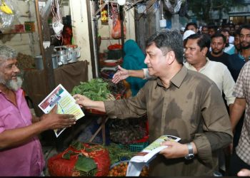 গাজীপুর-৬ আসনের এমপি পদপ্রার্থী সরকার জাবেদ আহমেদ সুমন এর ৫০ নং ওয়ার্ডে গণসংযোগ লিফলেট বিতরন
