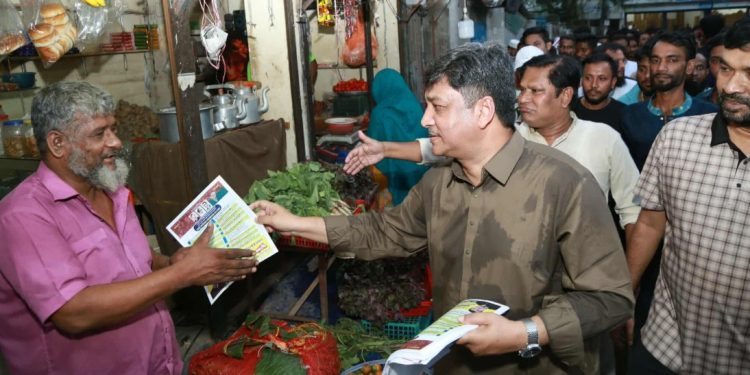 গাজীপুর-৬ আসনের এমপি পদপ্রার্থী সরকার জাবেদ আহমেদ সুমন এর ৫০ নং ওয়ার্ডে গণসংযোগ লিফলেট বিতরন