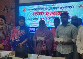 গাজীপুরের সড়ক দুর্ঘটনায় নিহত পরিবারকে ২৫ লাখ টাকার চেক দিল বিআরটিএ