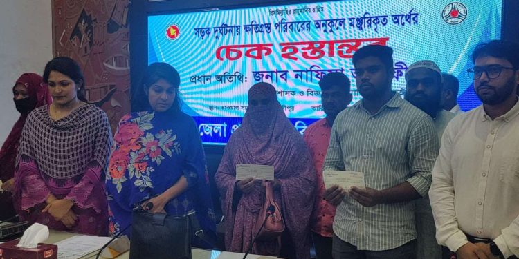 গাজীপুরের সড়ক দুর্ঘটনায় নিহত পরিবারকে ২৫ লাখ টাকার চেক দিল বিআরটিএ