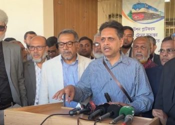 গাজীপুরে রেলওয়ে স্টেশন পরিদর্শনে প্রধান উপদেষ্টার বিশেষ সহকারী