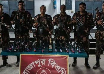 মহেশপুর সীমান্তে বিজিবির অভিযান ফেন্সিডিল গাঁজা উদ্ধার, অনুপ্রবেশকালে নারী আটক