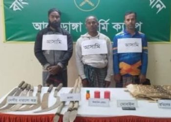 আলমডাঙ্গায় সেনাবাহিনী–পুলিশের যৌথ অভিযানে বোমা, দেশীয় অস্ত্র ও হরিণের চামড়াসহ তিনজন গ্রেফতার