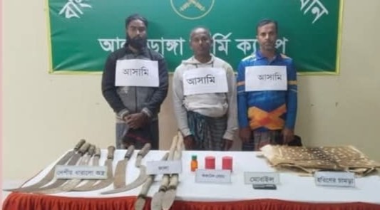 আলমডাঙ্গায় সেনাবাহিনী–পুলিশের যৌথ অভিযানে বোমা, দেশীয় অস্ত্র ও হরিণের চামড়াসহ তিনজন গ্রেফতার