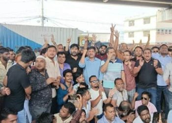 গাজীপুর-৬ আসন বহাল রাখার দাবিতে টঙ্গী- ঢাকা-ময়মনসিংহ মহাসড়ক অবরোধ করে মানববন্ধন