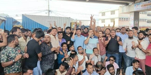 গাজীপুর-৬ আসন বহাল রাখার দাবিতে টঙ্গী- ঢাকা-ময়মনসিংহ মহাসড়ক অবরোধ করে মানববন্ধন