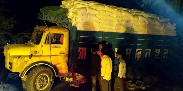 চুয়াডাঙ্গায় রাতে আধারে ৪শ বস্তা ইউরিয়া সার জব্দ