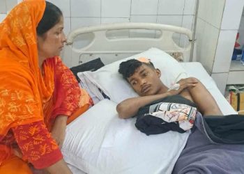 সাভারে কিশোর গ্যাংয়ের বর্বরোচিত হামলা: আহত দুই যুবক হাসপাতালে, অভিযোগেও নড়ছে না পুলিশ