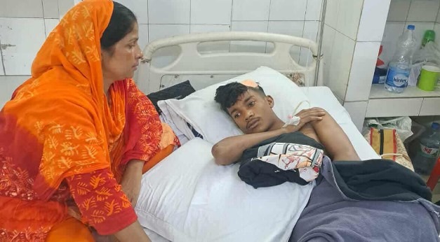 সাভারে কিশোর গ্যাংয়ের বর্বরোচিত হামলা: আহত দুই যুবক হাসপাতালে, অভিযোগেও নড়ছে না পুলিশ