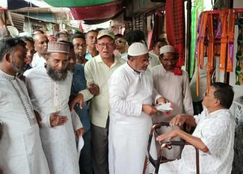 নাটোরে সিংড়ায় ৩১ দফার লিফলেট বিতরণ করলেন বিএনপি নেতা অধ্যক্ষ আনু