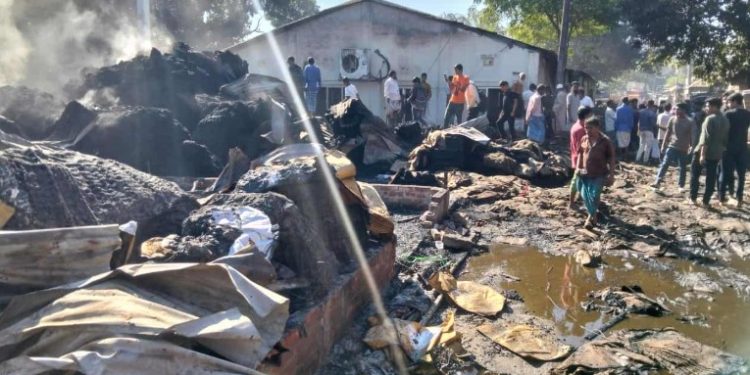 টঙ্গীতে অগ্নিকাণ্ডে ৬টি চটের বস্তার গুদাম পূড়ে ছাই