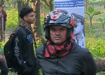 খড় ও পাটকাঠির পালায় আগুন দেওয়ার অভিযোগে আওয়ামী লীগ নেতার ছেলেকে খুঁটিতে বেঁধে মারধর