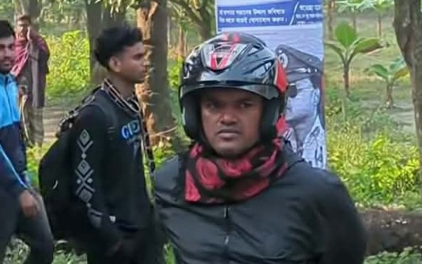 খড় ও পাটকাঠির পালায় আগুন দেওয়ার অভিযোগে আওয়ামী লীগ নেতার ছেলেকে খুঁটিতে বেঁধে মারধর