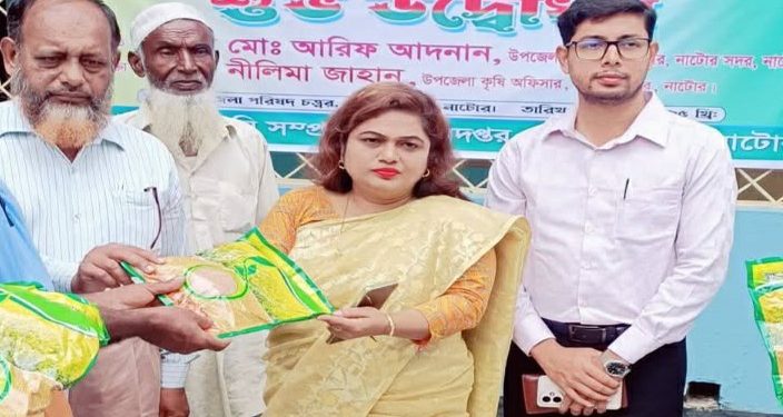নাটোরে ক্ষুদ্র ও প্রান্তিক কৃষকদের মাঝে বীজ ও রাসায়নিক সার বিতরন