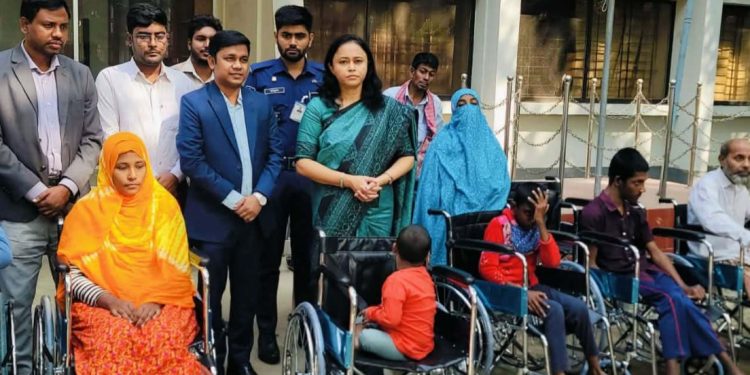 সিংড়ায় প্রতিবন্ধীদের মাঝে হুইল চেয়ার বিতরণ