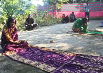 সন্তান লাভের আশায় আশ্রমের বটতলায় ভেজা আঁচলে বসে অপেক্ষায় নারী