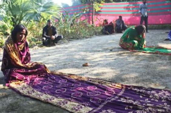 সন্তান লাভের আশায় আশ্রমের বটতলায় ভেজা আঁচলে বসে অপেক্ষায় নারী