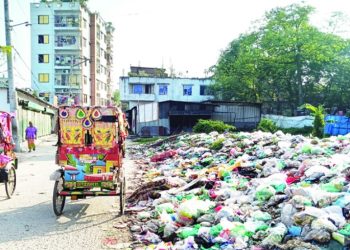 স্বাস্থ্যঝুঁকিতে লাখো মানুষ গাজীপুরের অলিগলিতে ময়লার স্তূপ, বাতাসে ছড়াচ্ছে দুর্গন্ধ