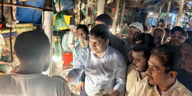 টঙ্গী ৪৩ নং ওয়ার্ডে সুমন সরকারের নেতৃত্বে বিএনপির লিফলেট বিতরণ ও গণসংযোগ