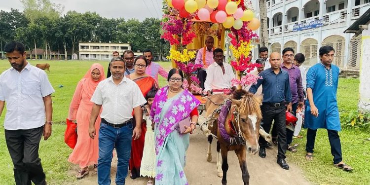 নাটোরে ঘোড়ার গাড়ি করে শিক্ষকের রাজকীয় বিদায়