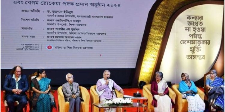 বেগম রোকেয়া পদক পেলেন ৪ নারী: পদক তুলে দিলেন প্রধান উপদেষ্টা