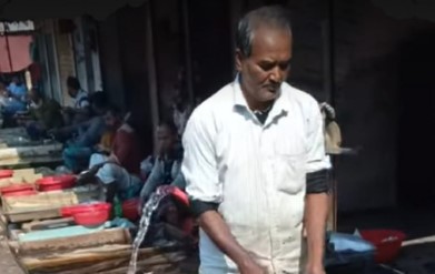 ফুটপাত দখলে আলমডাঙ্গা মাছ বাজার ভোগান্তিতে পথচারী ও যান চলাচল ব্যাহত