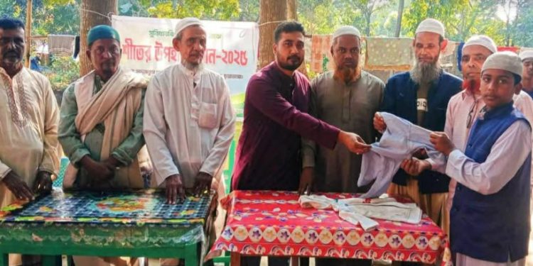 আলমডাঙ্গার ডাউকি এতিমখানায় শিক্ষার্থীদের মাঝে শীত বস্ত্র বিতরণ