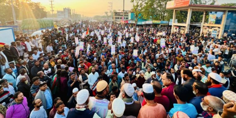 নাটোরের সিংড়ায় বিএনপি মনোনীত প্রার্থীর মনোনয়ন বাতিলের দাবিতে মহাসড়ক অবরোধ