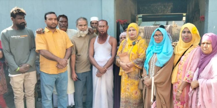 সাভারের অগ্নিকাণ্ডে ক্ষতিগ্রস্তদের পাশে বিএনপি মনোনীত প্রার্থী ডাঃ সালাউদ্দিন বাবু