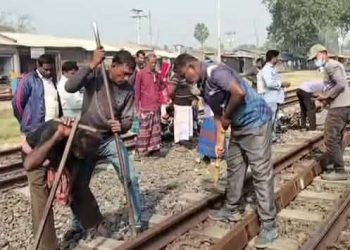 নাটোরের অতিরিক্ত ঠান্ডায় রেললাইনে ফাটল