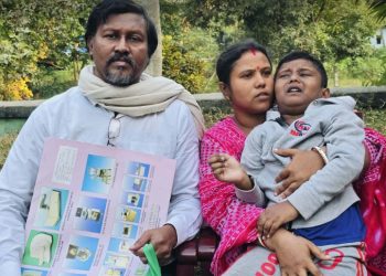 পৃথিবীর আলো দেখতে চায় অভিজিত-তার চোখের দৃষ্টি ফেরাতে প্রয়োজন ১০ লক্ষ টাকা 