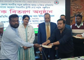 গাজীপুরে সড়ক দুর্ঘটনায় নিহত ও আহতদের পরিবারে বিআরটিএ’র চেক বিতরণ