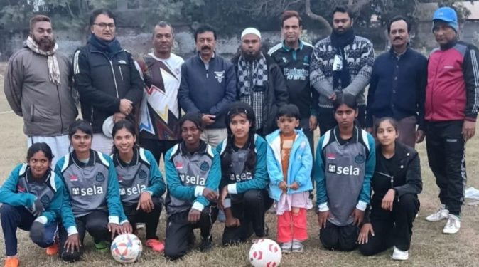 আলমডাঙ্গার নারী ফুটবলারদের পাশে ব্যায়ামাগার সভাপতি ৭ ফুটবলার পেল জার্সি ও ট্রাউজার