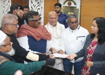 দীর্ঘ ২৪ বছর পর এমপি প্রার্থী নাটোর-২ আসনে ধানের শীষের মনোনয়নপত্র জমা দিলেন দুলু