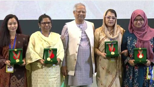 ৪ নারীর হাতে বেগম রোকেয়া পদক তুলে দিলেন প্রধান উপদেষ্টা