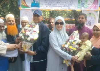 শ্রমিককে দেখতে হাজার মাইল পাড়ি দিয়ে গাজীপুরে ছুটে এলেন মালয়েশিয়ান ব্যবসায়ী দম্পতি