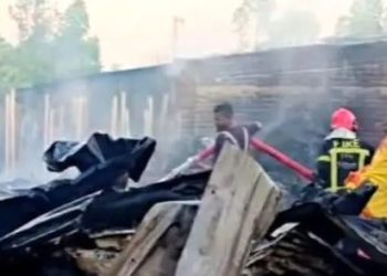 গাজীপুরে আগুনে পুড়লো কারখানা-গুদাম-কলোনি