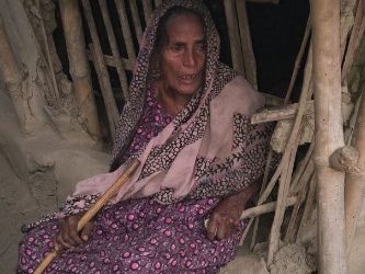 হিমেল হাওয়ায় নীরব কান্না একটুখানি সহানুভূতি আর একটি কম্বলের আকুতি